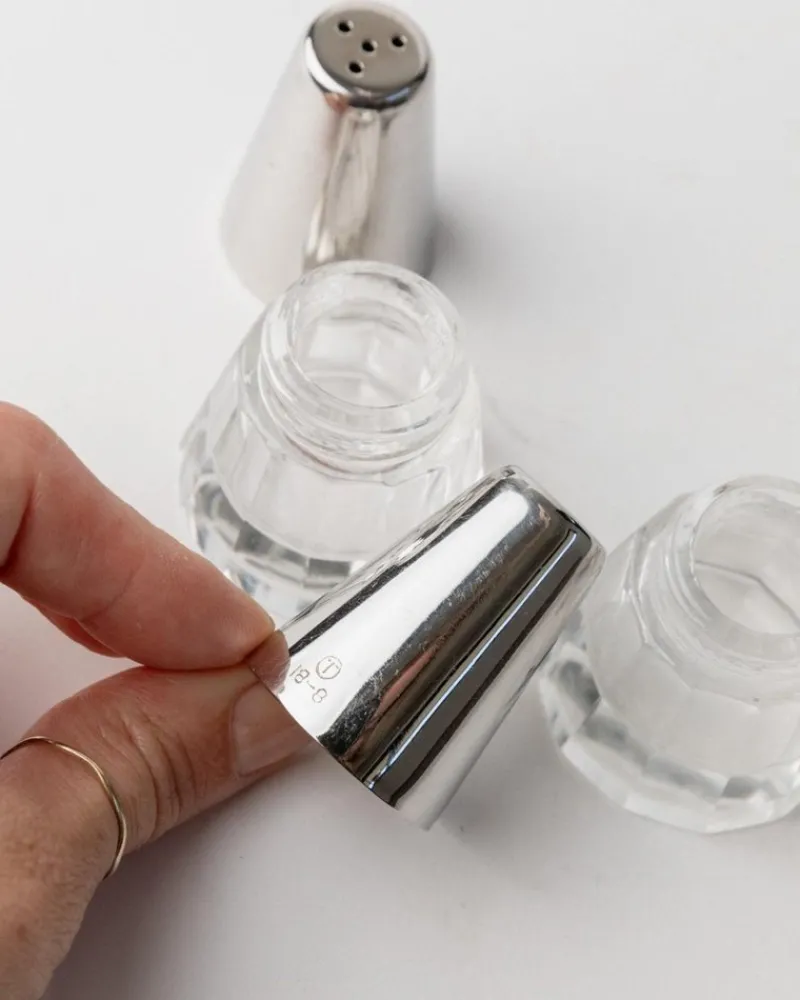 Pamono Vintage Salt and Pepper Shakers in Silver-Plated and Glass, 1950s, Set of 2> Salt & Pepper Shakers