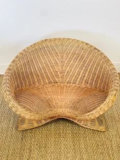 Pamono Vintage Sculptural Lotus Meditation Chair and Half-Moon Table in Rattan, 1970s, Set of 2><noscript><img width=