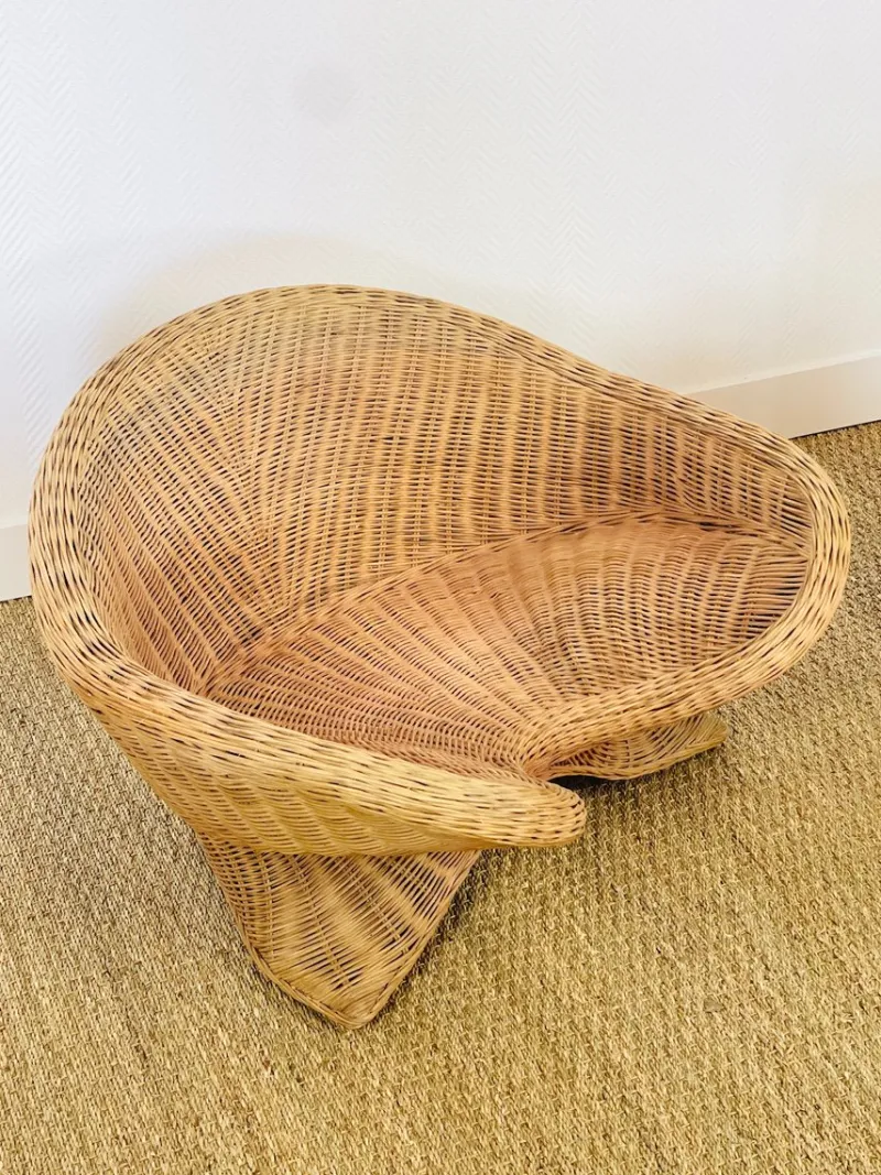 Pamono Vintage Sculptural Lotus Meditation Chair and Half-Moon Table in Rattan, 1970s, Set of 2> Living Room Sets