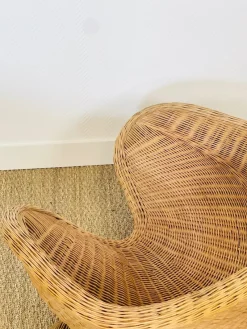 Pamono Vintage Sculptural Lotus Meditation Chair and Half-Moon Table in Rattan, 1970s, Set of 2><noscript><img width=