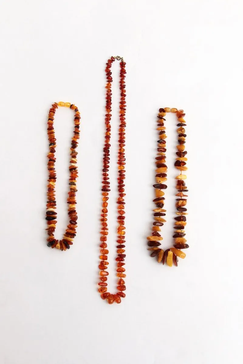 Pamono Vintage Three Amber Necklaces, 1960s, Set of 3> Necklaces