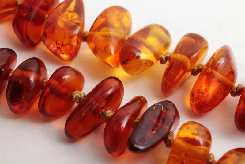 Pamono Vintage Three Amber Necklaces, 1960s, Set of 3> Necklaces