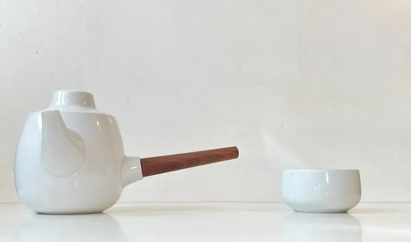 Pamono Vintage White Porcelain and Teak Teapot and Cup by Henning Koppel for Bing & Grondahl, 1960s, Set of 2> Coffee & Tea Service