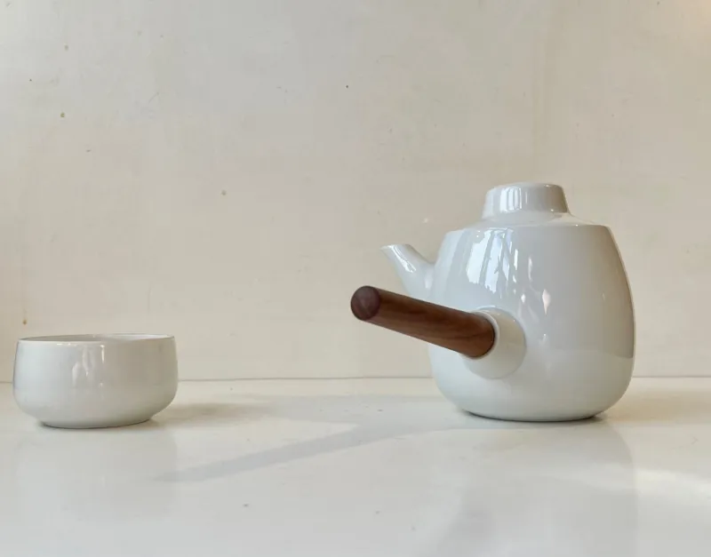 Pamono Vintage White Porcelain and Teak Teapot and Cup by Henning Koppel for Bing & Grondahl, 1960s, Set of 2> Coffee & Tea Service