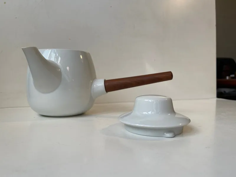 Pamono Vintage White Porcelain and Teak Teapot and Cup by Henning Koppel for Bing & Grondahl, 1960s, Set of 2> Coffee & Tea Service