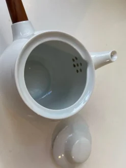 Pamono Vintage White Porcelain and Teak Teapot and Cup by Henning Koppel for Bing & Grondahl, 1960s, Set of 2><noscript><img width=