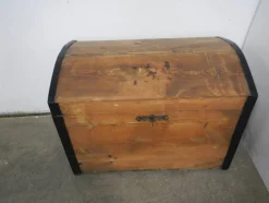 Pamono Vintage Wooden Trunk, 1950s> Trunks Crates & Baskets