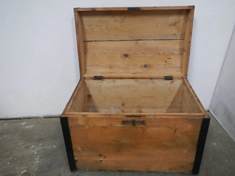 Pamono Vintage Wooden Trunk, 1950s> Trunks Crates & Baskets