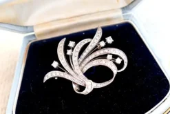 Pamono White Gold Brooch with Brilliant-Cut Diamonds and Applied Flakes> Brooches
