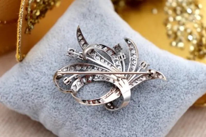 Pamono White Gold Brooch with Brilliant-Cut Diamonds and Applied Flakes> Brooches