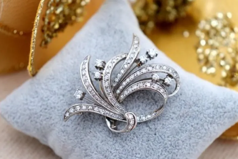Pamono White Gold Brooch with Brilliant-Cut Diamonds and Applied Flakes> Brooches