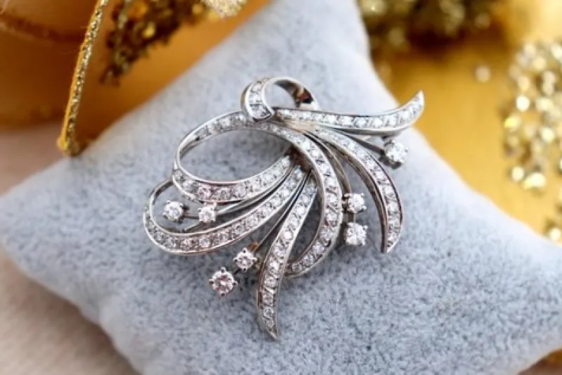 Pamono White Gold Brooch with Brilliant-Cut Diamonds and Applied Flakes> Brooches