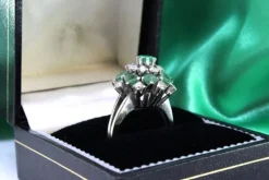 Pamono White Gold Ring with Brilliant-Cut Diamonds and Calibrated Emeralds><noscript><img width=