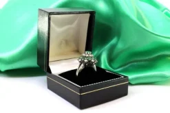 Pamono White Gold Ring with Brilliant-Cut Diamonds and Calibrated Emeralds><noscript><img width=