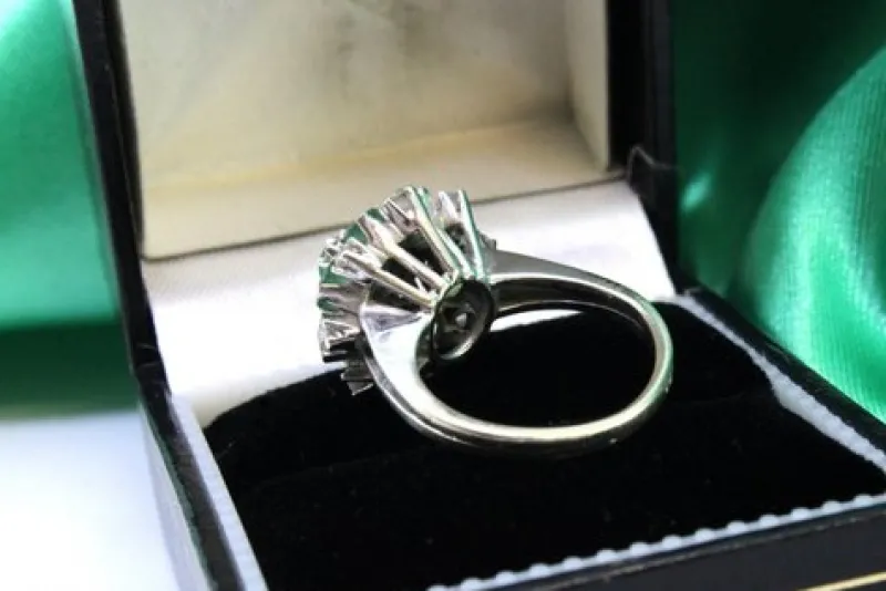 Pamono White Gold Ring with Brilliant-Cut Diamonds and Calibrated Emeralds> Rings