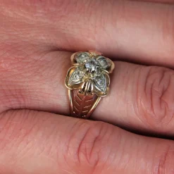 Pamono White Sapphires and 18 Karat Rose Gold Feather Clover Ring, 1960s><noscript><img width=