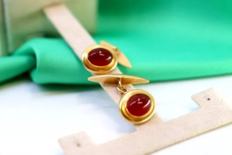 Pamono Yellow Gold Cufflinks with Garnet-Colored Oval Cabochons, Set of 2> Cufflinks