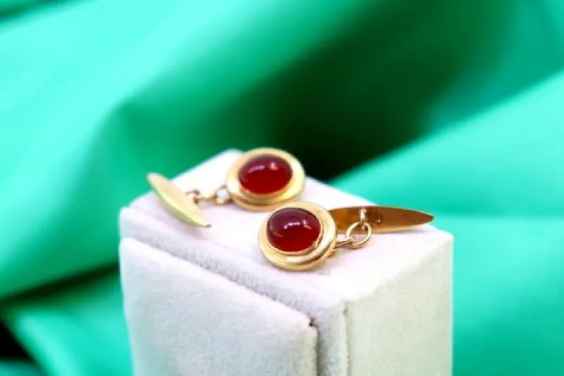 Pamono Yellow Gold Cufflinks with Garnet-Colored Oval Cabochons, Set of 2> Cufflinks